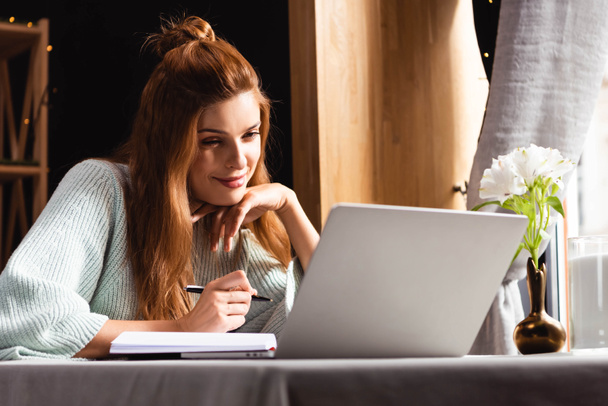 mulher feliz trabalhando com notepad e laptop no café
 - Foto, Imagem