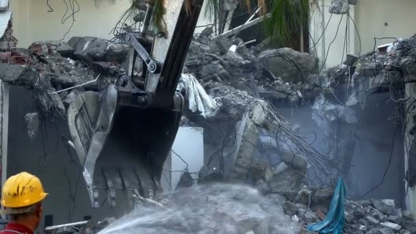 Destruindo a casa velha com braço mecânico Bulldozer  - Filmagem, Vídeo