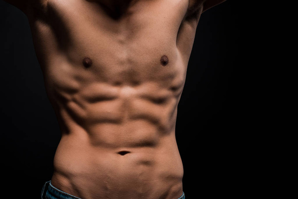 cropped view of shirtless male torso isolated on black - Foto, Bild