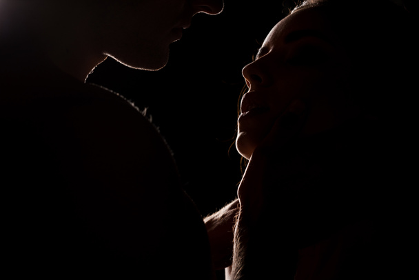 beau couple intime câlin, isolé sur noir avec rétro-éclairage
 - Photo, image