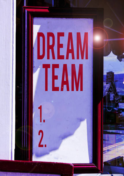 Handgeschreven tekst Dream Team. Concept betekent de voorkeur eenheid of groep die het beste uit een demonstreren leeg wit bord met Kopieer ruimte voor reclame te maken. Lege witruimte voor het toevoegen van tekst. - Foto, afbeelding