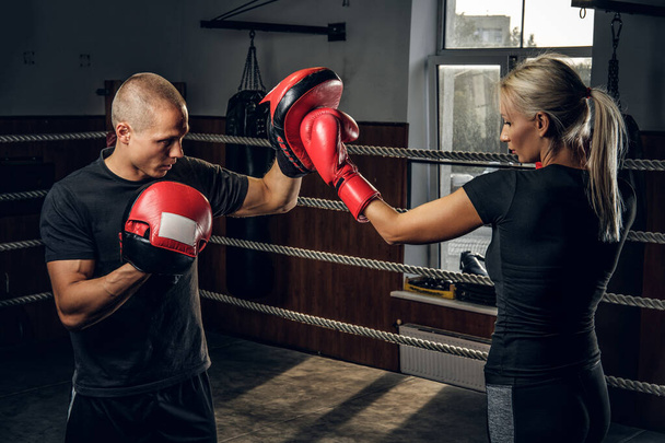 Blondýnka dívka má trénink se zkušeným boxerem - Fotografie, Obrázek