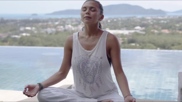 Dospělá dáma cvičí jógu při odpočinku v resortu - Záběry, video