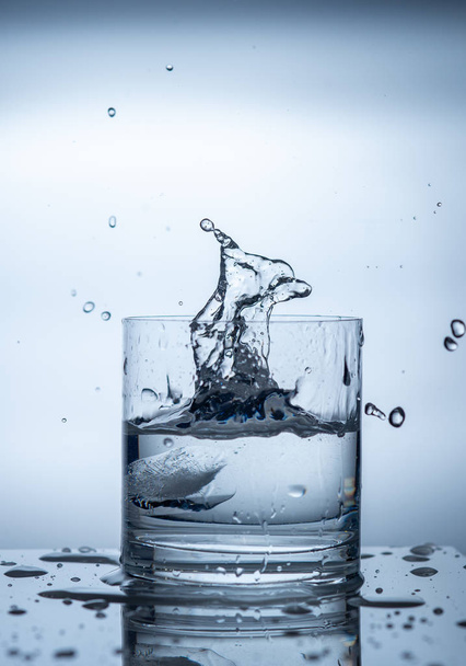 splashing liquid in a glass5 - Foto, afbeelding