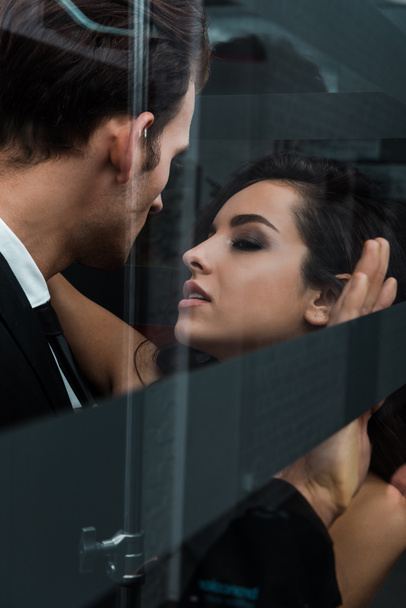 schönes leidenschaftliches Paar beim Umarmen und Flirten im Fahrstuhl - Foto, Bild