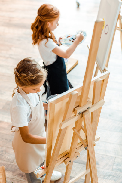 美術学校のレッドヘッド・キッズ近くの子供向け絵画の選択的焦点は  - 写真・画像