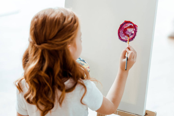 επιλεκτική εστίαση της ζωγραφικής παιδί κοκκινομάλλα στη σχολή καλών τεχνών   - Φωτογραφία, εικόνα