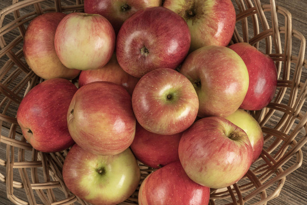 gros plan pommes mûres biologiques dans un panier
 - Photo, image