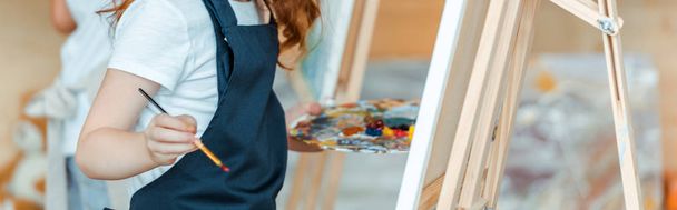 plano panorámico de pintura infantil sobre lienzo en la escuela de arte
  - Foto, Imagen
