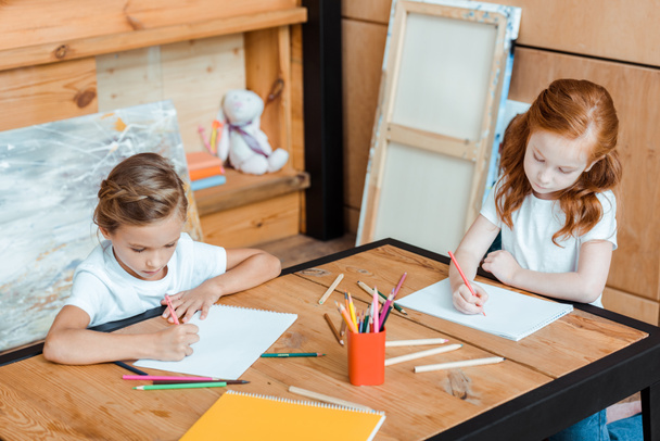 aranyos gyerekek rajz papírok a művészeti iskolában  - Fotó, kép