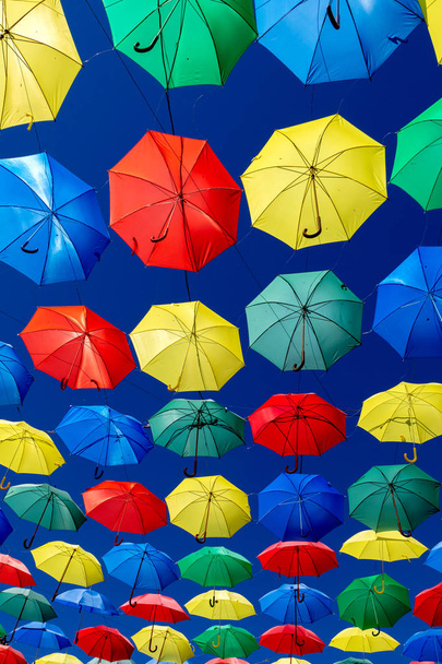 カラフルな傘 - 写真・画像