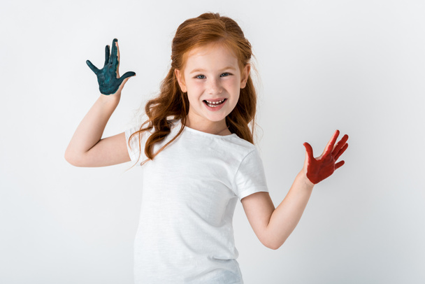enfant rousse joyeux avec de la peinture sur les mains debout isolé sur blanc
  - Photo, image