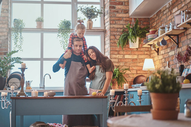 Eräänä aamuna pieni perhe keittiössä
 - Valokuva, kuva