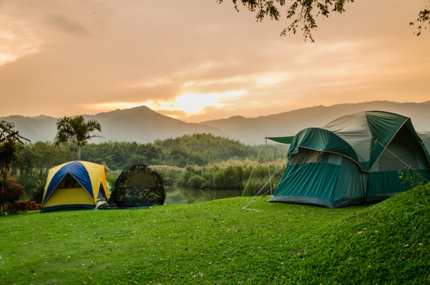 tenda montada nas pastagens da montanha
 - Foto, Imagem