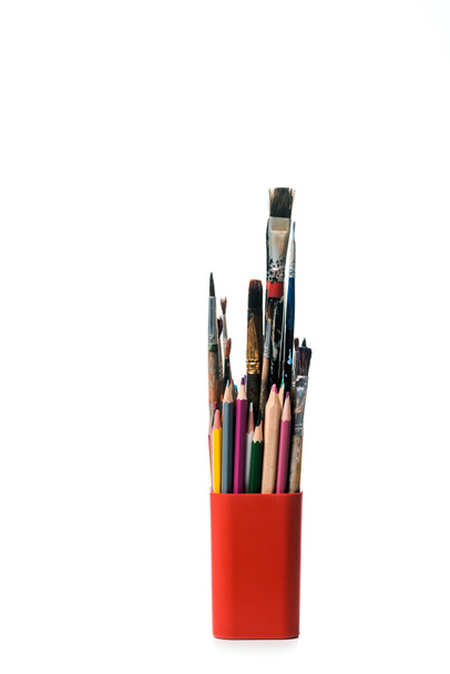 portalápices con lápices de colores y pinceles aislados en blanco
 - Foto, Imagen