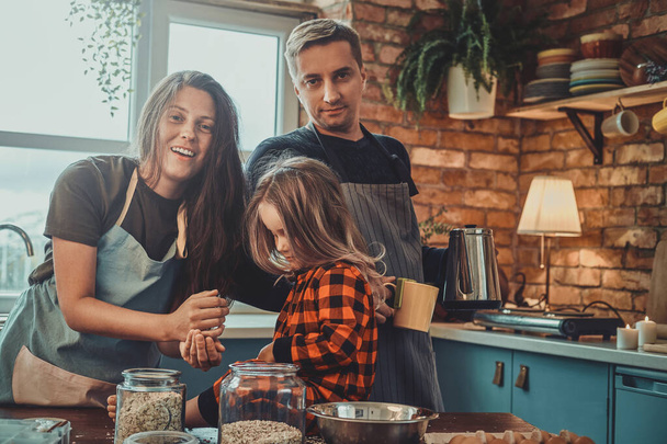 Retrato de pequena família na cozinha
 - Foto, Imagem