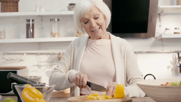 sorrindo mulher cortando pimentão
 - Filmagem, Vídeo