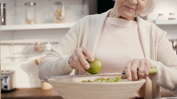mulher sorrindo ralando limão para salada
  - Filmagem, Vídeo