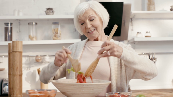 femme souriante mélangeant salade à Thanksgiving
  - Séquence, vidéo