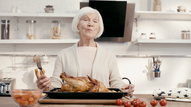 sorrindo mulher comendo batata saborosa
  - Filmagem, Vídeo