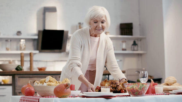 smiling woman putting on table turkey  - Metraje, vídeo