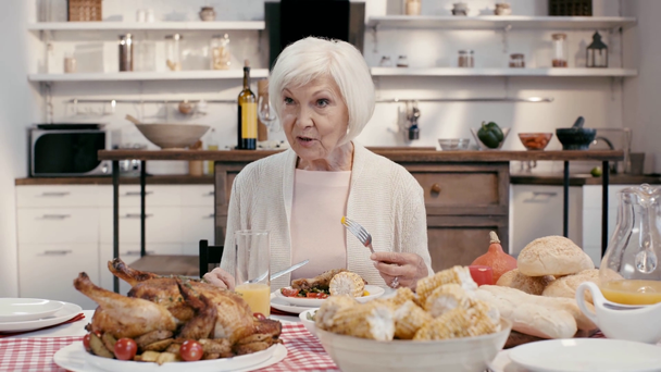 Frau spricht und isst bei Erntedank  - Filmmaterial, Video
