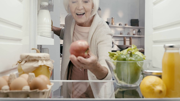 sonriente mujer tomando manzana y comer
  - Imágenes, Vídeo