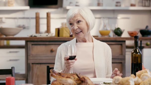 usmívající se žena mluví a drží sklenici vína  - Záběry, video