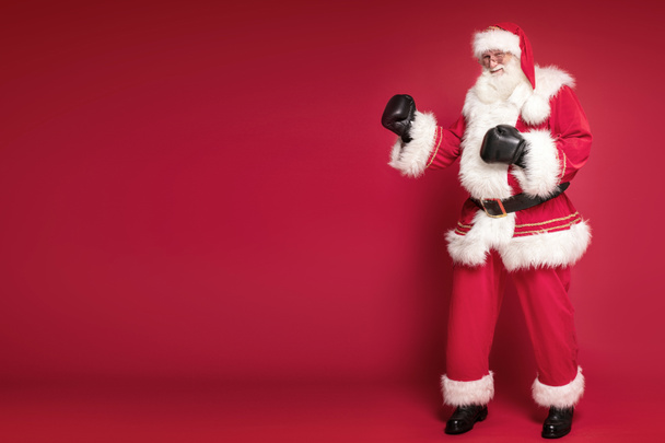 Šťastný Santa Claus nosí boxerské rukavice - Fotografie, Obrázek