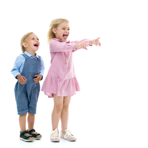 Une fille et un garçon, frère et sœur se réjouissent dans le vent que blo
 - Photo, image