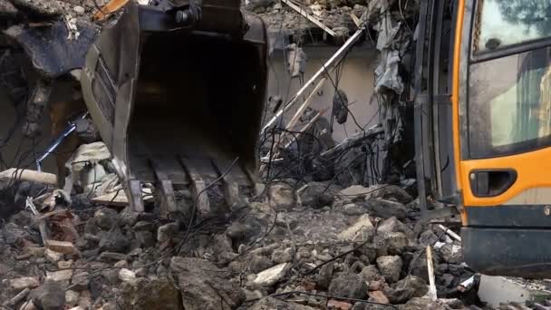 Уничтожение старого дома с помощью бульдозерного механического оружия  - Кадры, видео