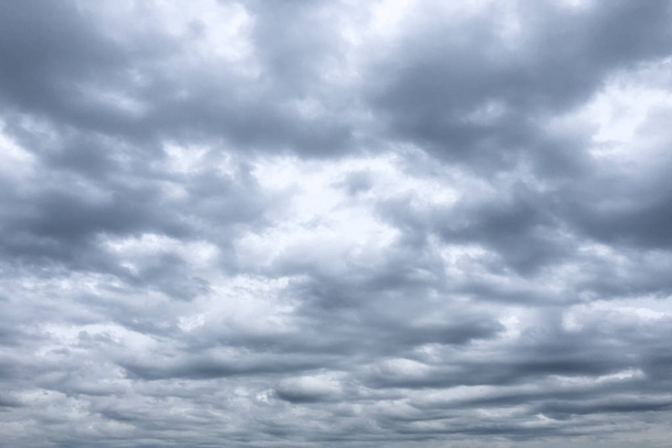 Хмари темного грому в небі, чорні хмари дощу - Фото, зображення
