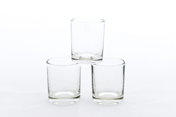 Tyhjä, läpinäkyvä lasi valkoisella taustalla
 - Valokuva, kuva