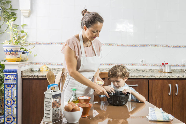 Bir kadın ve bir çocuk birlikte yemek pişiriyor.. - Fotoğraf, Görsel