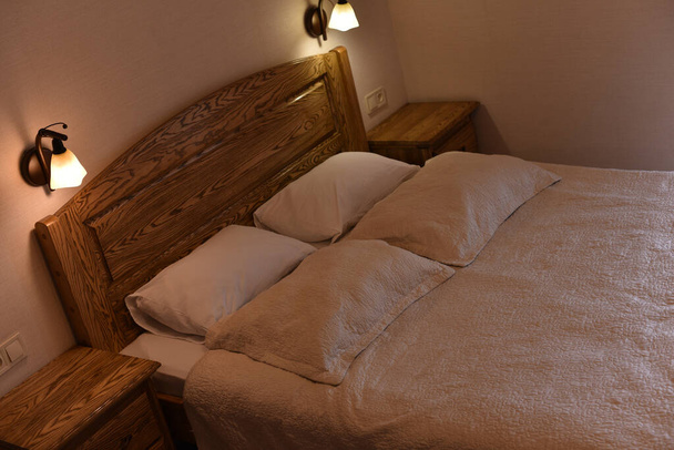 Ліжко в готельному номері. Ліжко та подушки
 - Фото, зображення