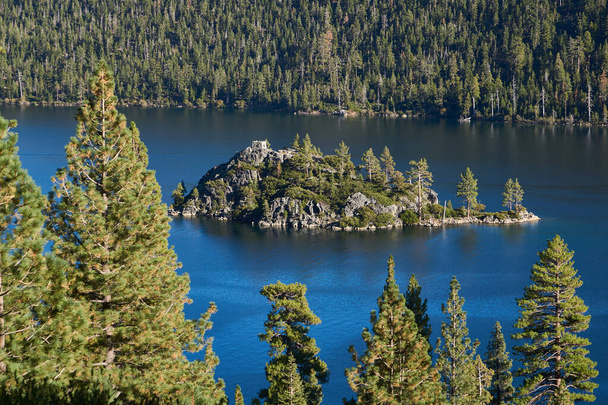 Teehaus auf einer Insel in der Emerald Bay im Lake Tahoe - Foto, Bild
