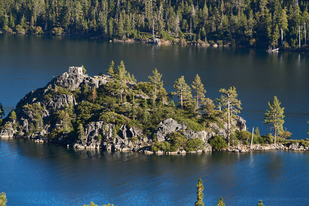 Theehuis op een eiland in Emerald Bay in Lake Tahoe - Foto, afbeelding