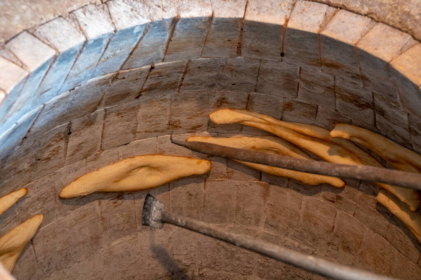 Georgiano horno de ladrillo tradicional. Panes georgianos tradicionales. Co
 - Foto, Imagen