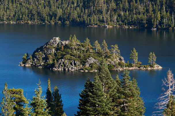 Herbaciarnia na wyspie w Emerald Bay w jeziorze Tahoe - Zdjęcie, obraz
