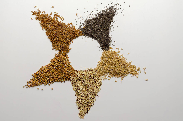 buchstabierter Buchweizen Chia Hafer Quinoa - Hintergrundansicht Kopierraum - Foto, Bild