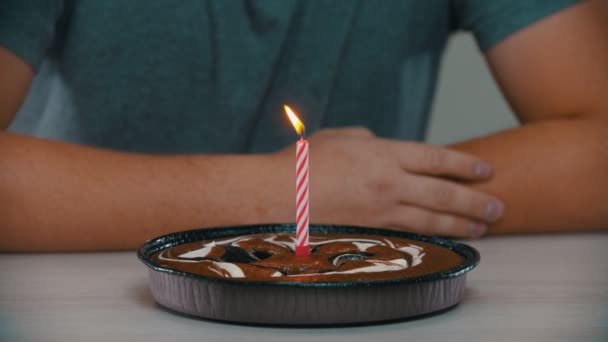 Mann bläst Kerze auf Kuchen aus - Filmmaterial, Video