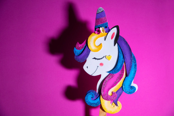 Unicornio sobre fondo colorido
 - Foto, imagen