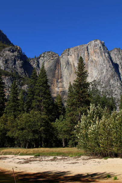 Merced River im Yosemite Valley unter den Granitgipfeln - Foto, Bild