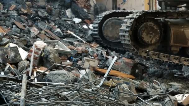 Destruyendo la vieja casa con el brazo mecánico de la topadora  - Metraje, vídeo