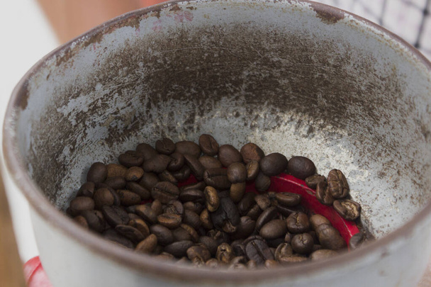 koffie in handmatige molen van de noordelijke sierra, cuetzalan puebla mexico - Foto, afbeelding