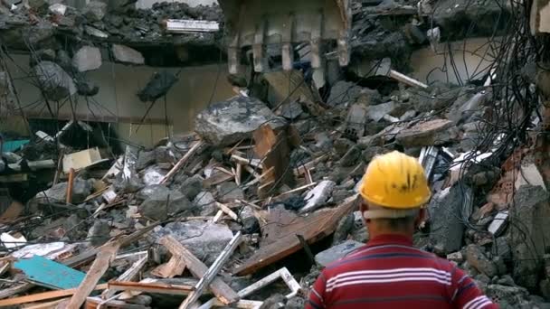 Знищення старого дому за допомогою механічної зброї  - Кадри, відео