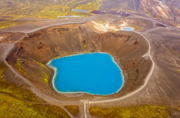 Viti, Krafla, İzlanda 'daki göl krateri. Hava aracı atışı. Eylül 2019 - Fotoğraf, Görsel