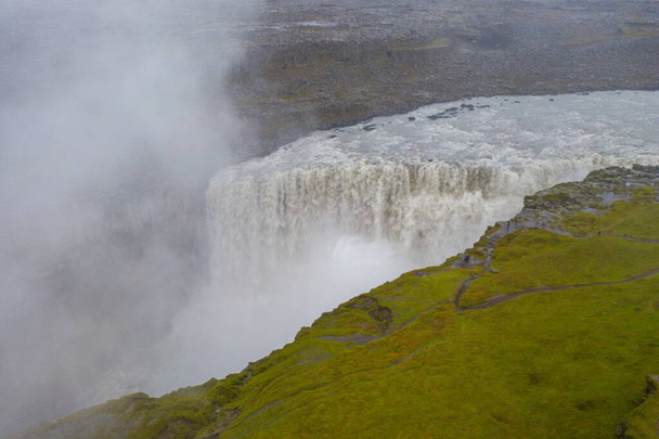 Дивовижний пейзаж Ісландії у водоспаді Деттіфосс на північному сході Ісландії. Національний парк Ватнайокутль вважається найпотужнішим водоспадом в Європі. Повітряний дрон. Вересень 2019 - Фото, зображення