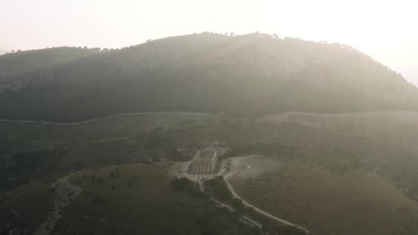 Αεροφωτογραφία του αρχαίου ναού που δεσπόζει στον ψηλό λόφο της Αθήνας. Πάμε. Ναός του Ολυμπίου είναι επίσης γνωστός ως οι κίονες του Ολυμπίου Διός. - Πλάνα, βίντεο