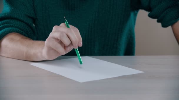 Un hombre va a escribir palabras en la mesa
 - Metraje, vídeo